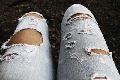 как красиво и модно порвать джинсы