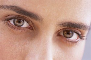 как сохранить молодость кожи вокруг глаз